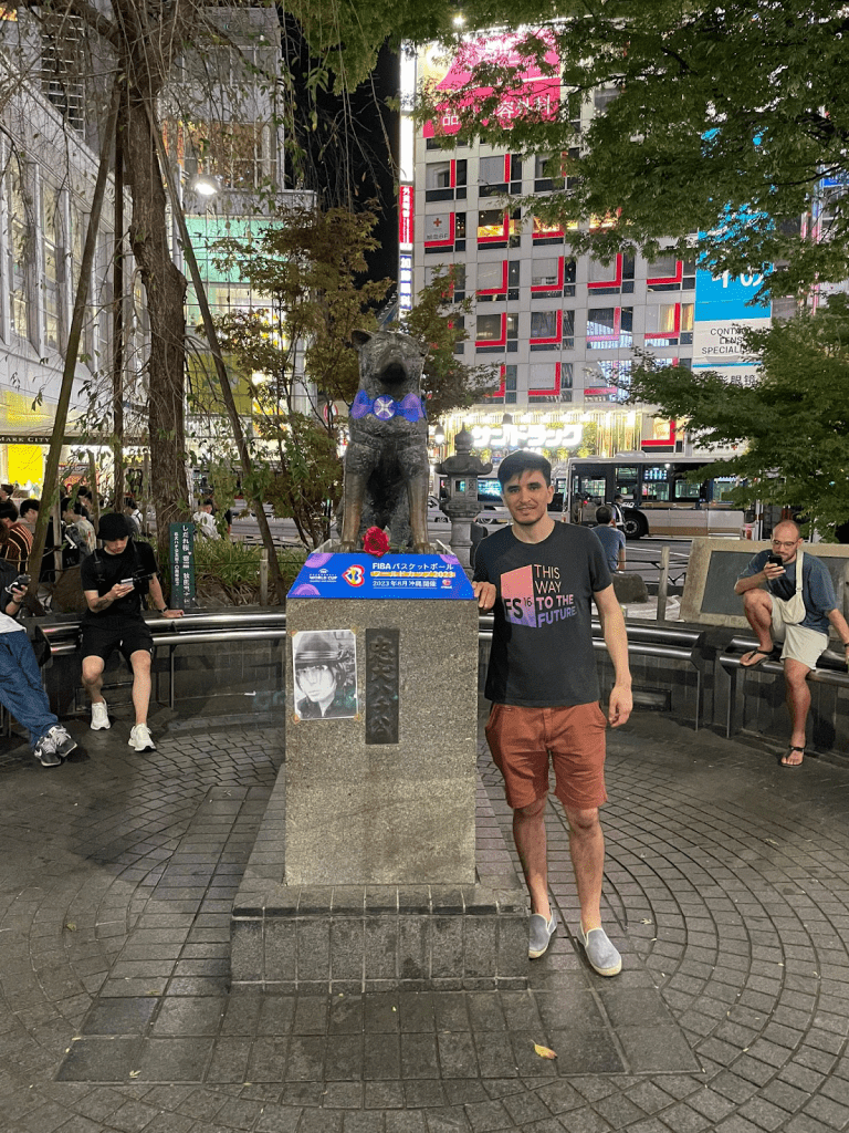 Germán with the Statue of Hachiko in Shibuya, Tokyo.